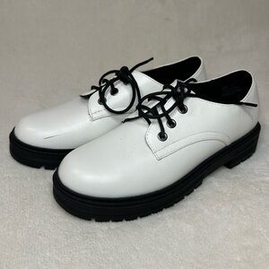 White Faux Leather Platform Oxford Shoes with Black Laces • size 7 • seychelles
